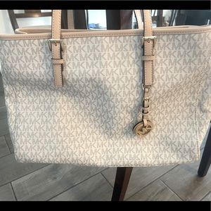 Micheal Kors hand bag in excellent condition